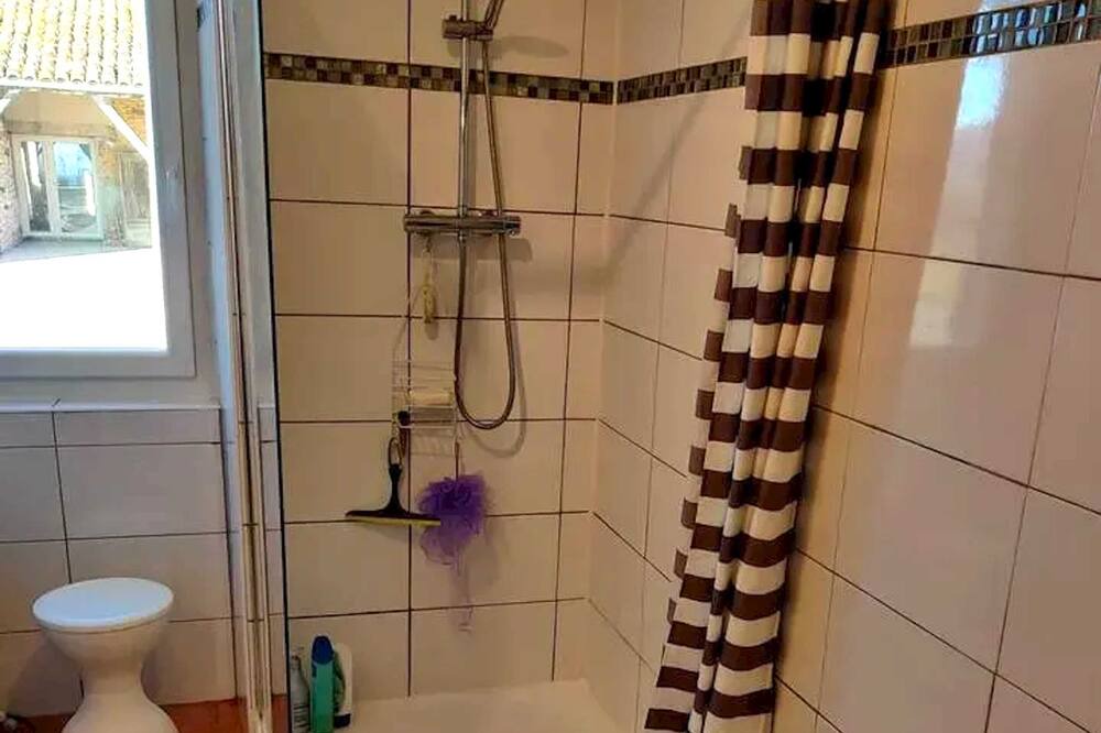 Photo of Bathroom in Castelnau-Montratier-Sainte-Alauzie