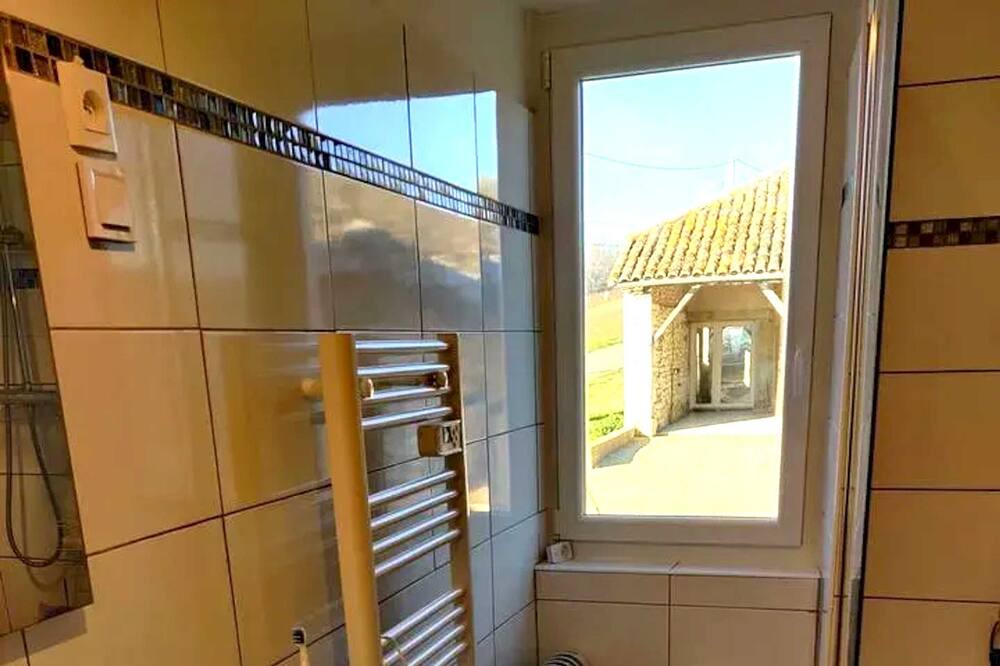 Photo of Bathroom in Castelnau-Montratier-Sainte-Alauzie