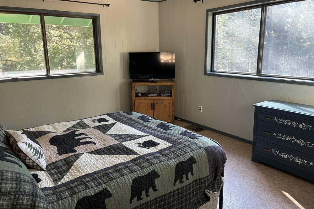 Photo of Bedroom in Weed