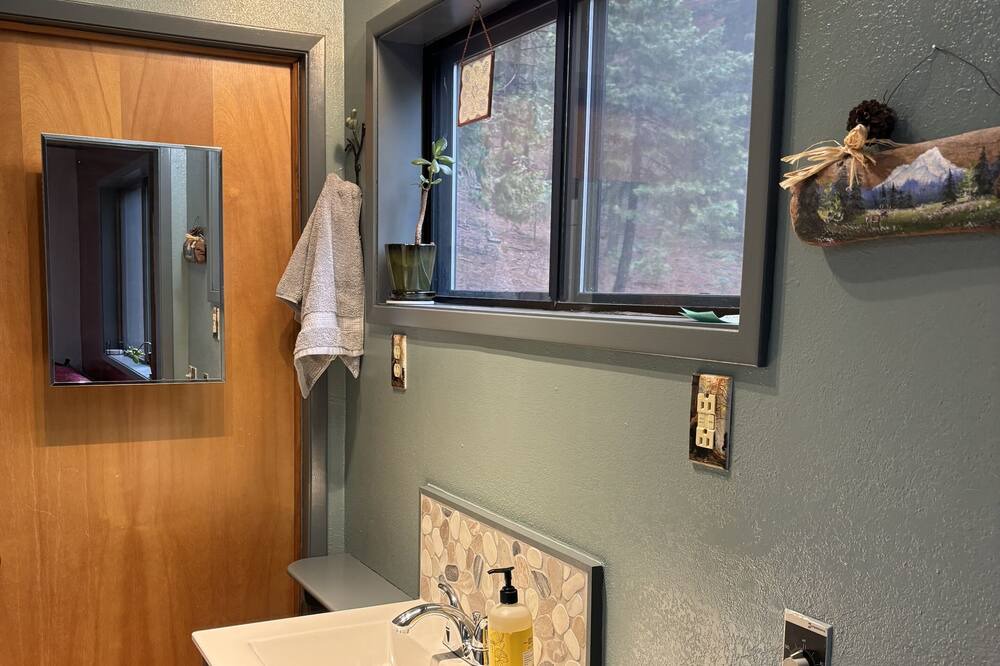 Photo of Bedroom in Weed