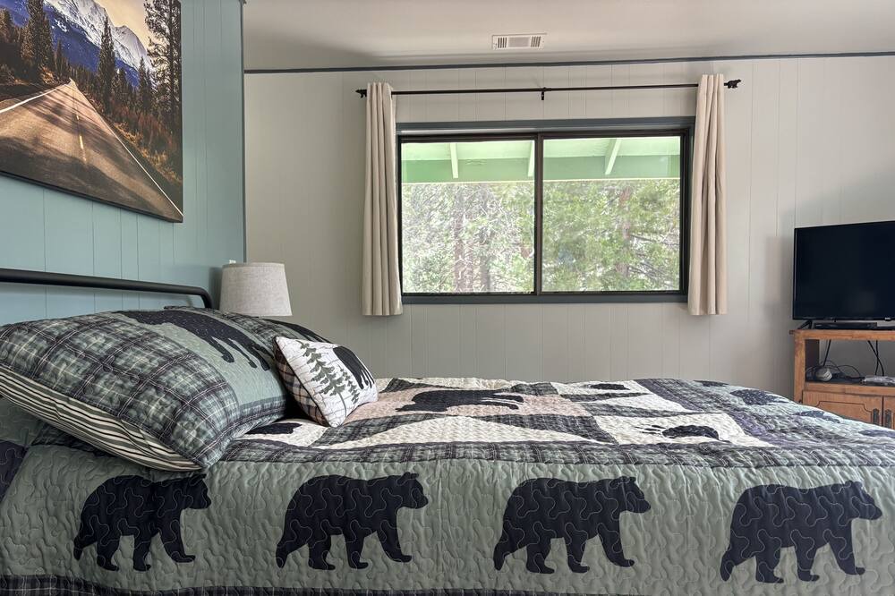 Photo of Bedroom in Weed
