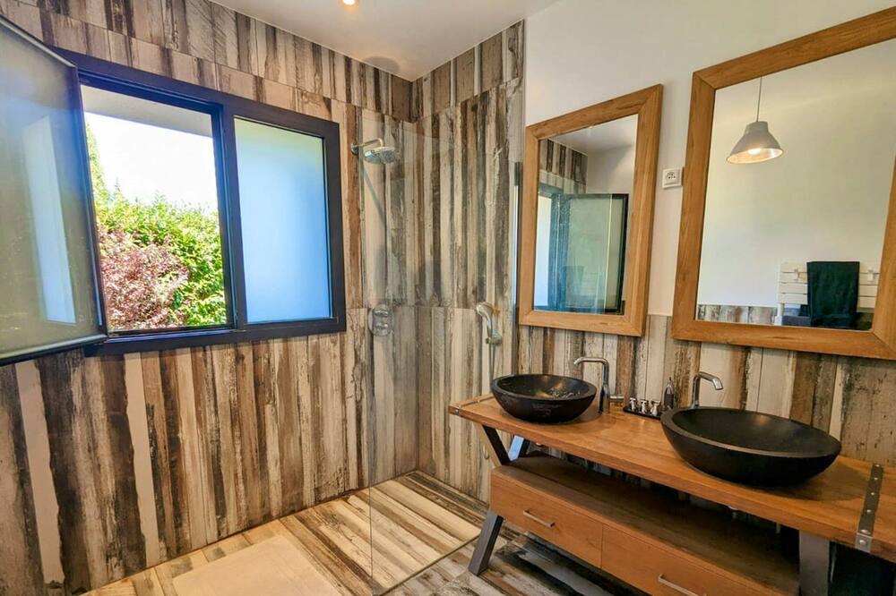 Photo of Bathroom in Parmain