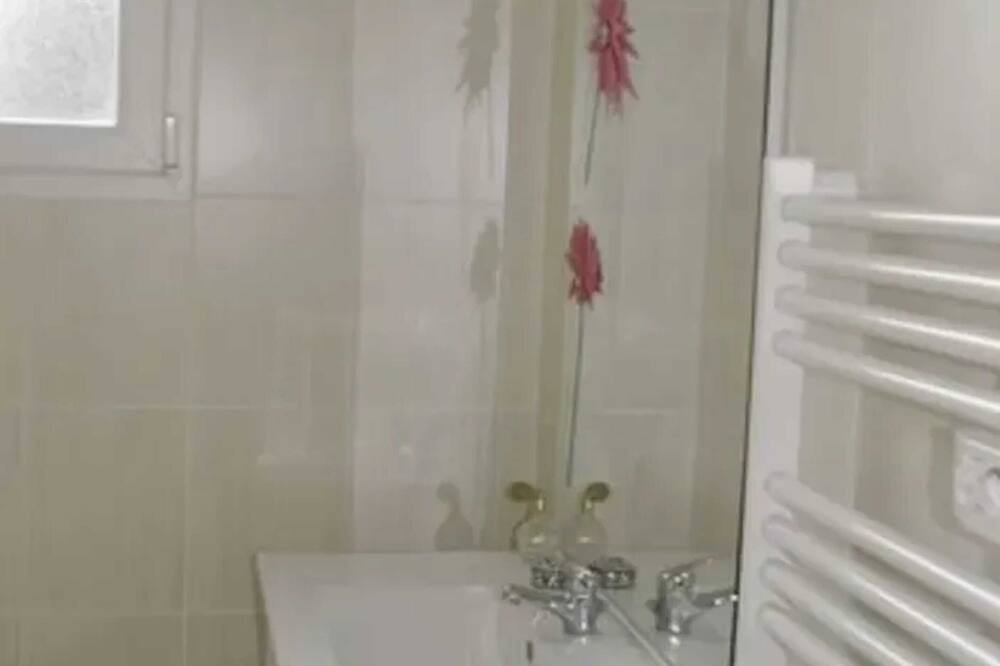 Photo of Bathroom in Nozay