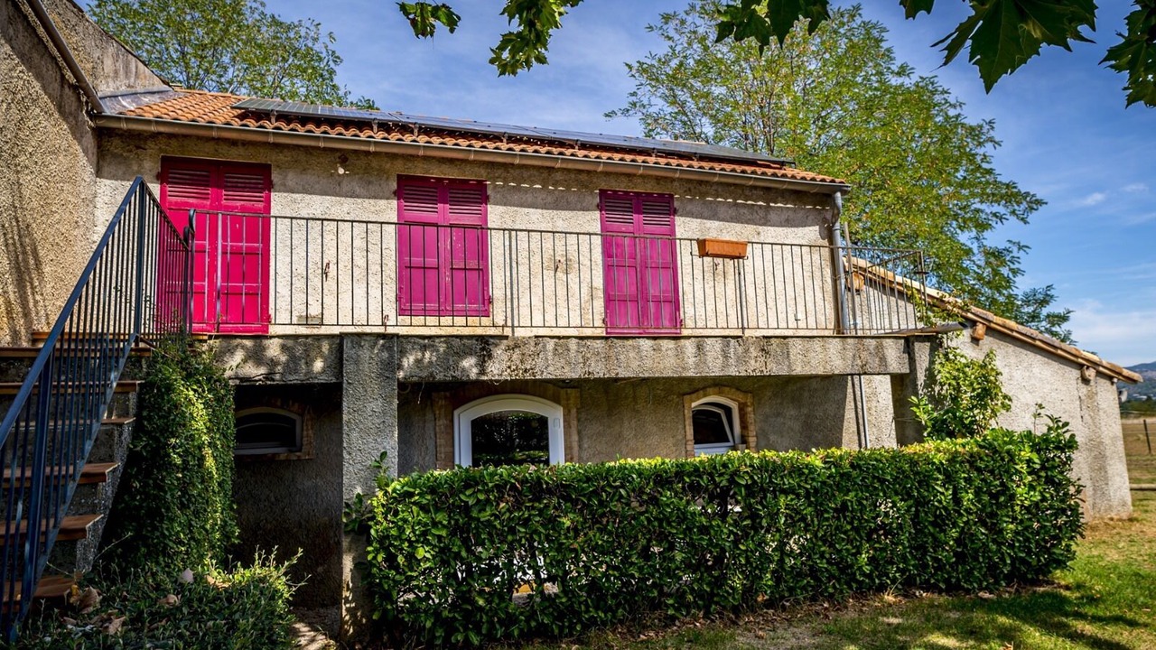 Photo of Outdoor in Le Poet