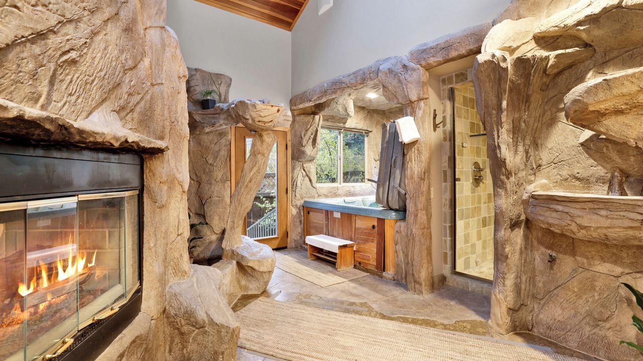 Photo of Bathroom in Summit Estates