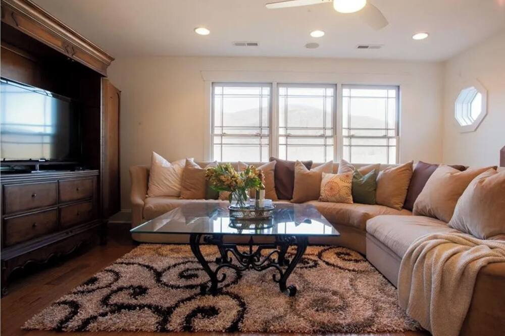Photo of Livingroom in Laurel Ridge