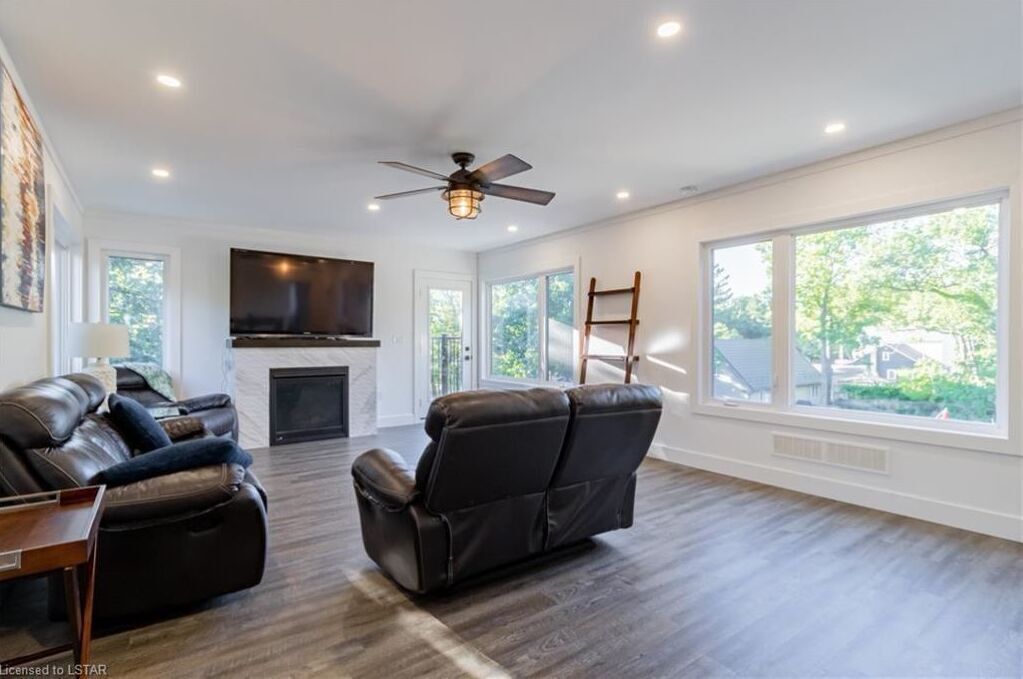 Photo of Livingroom in Grand Bend