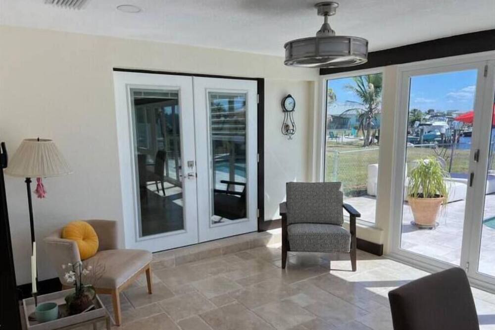 Photo of Livingroom in Edgewater