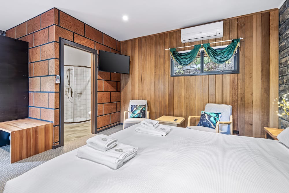 Photo of Others in Emerald