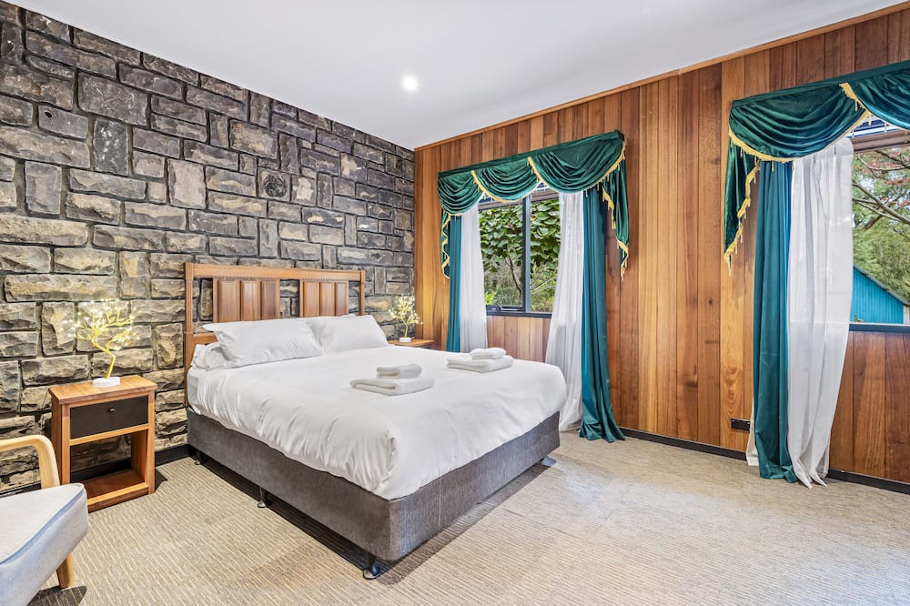 Photo of Others in Emerald