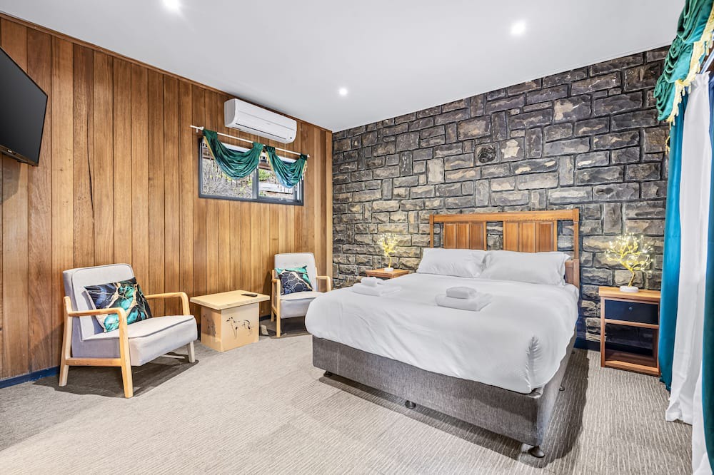 Photo of Others in Emerald