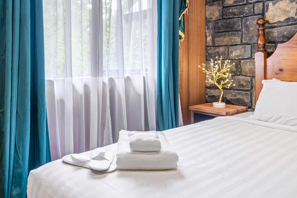 Photo of Others in Emerald