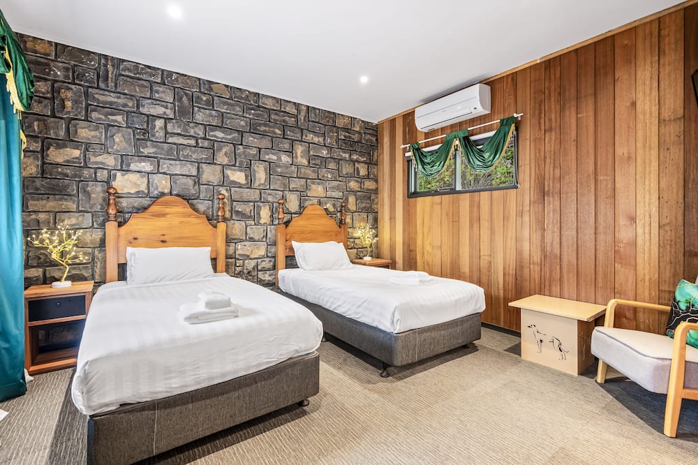 Photo of Others in Emerald