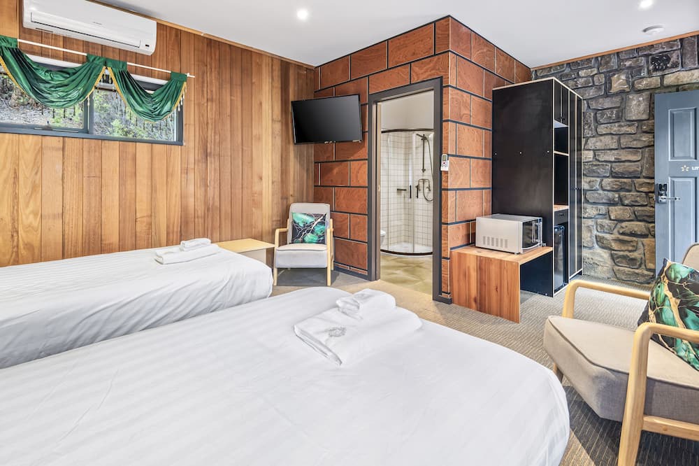 Photo of Others in Emerald