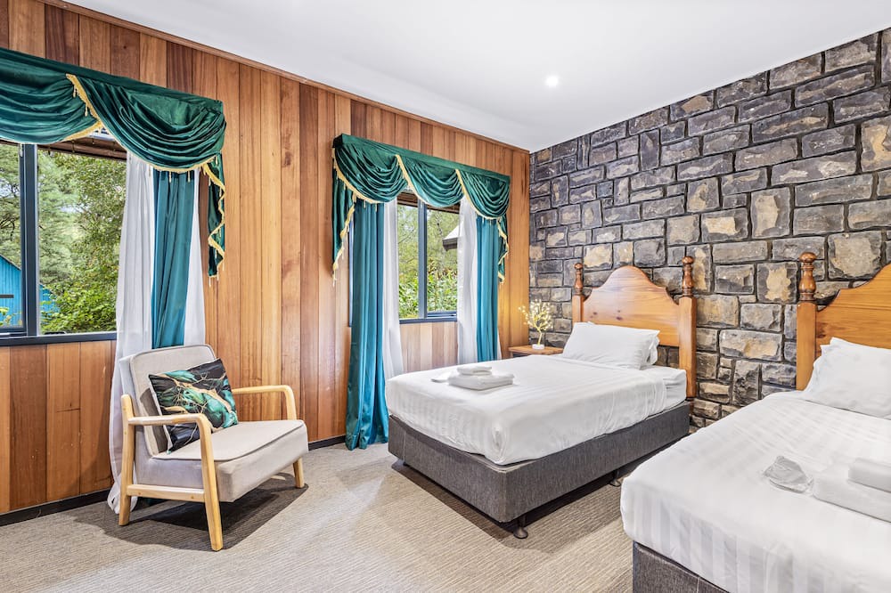 Photo of Others in Emerald