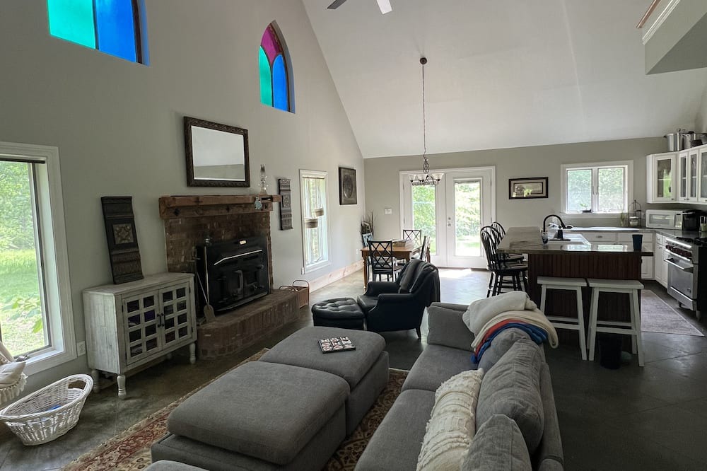 Photo of Livingroom in Ruth