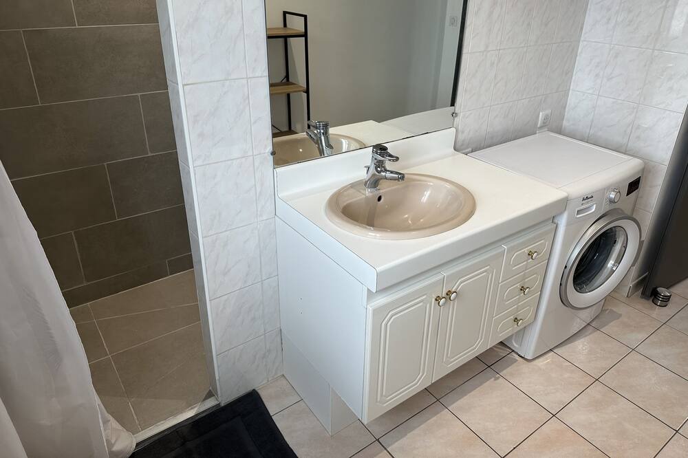 Photo of Others in Grauves