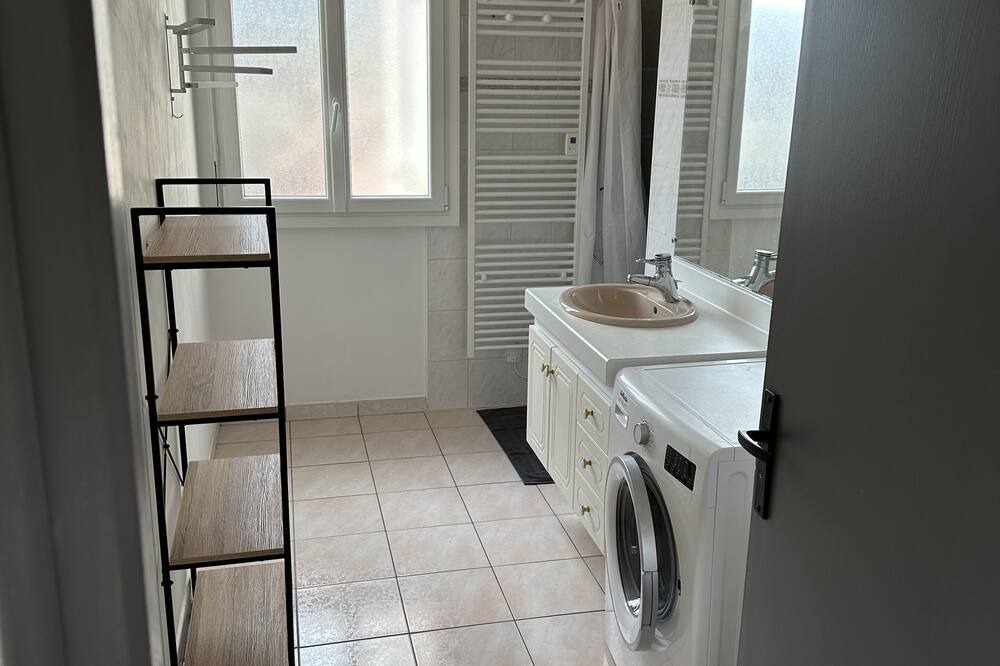 Photo of Others in Grauves