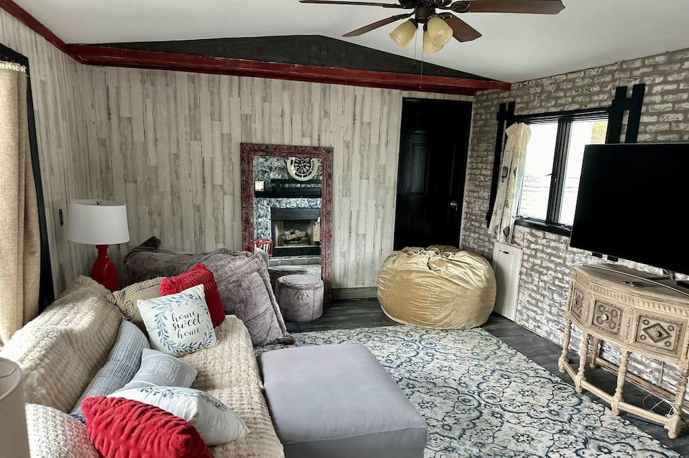 Photo of Livingroom in Boston Heights