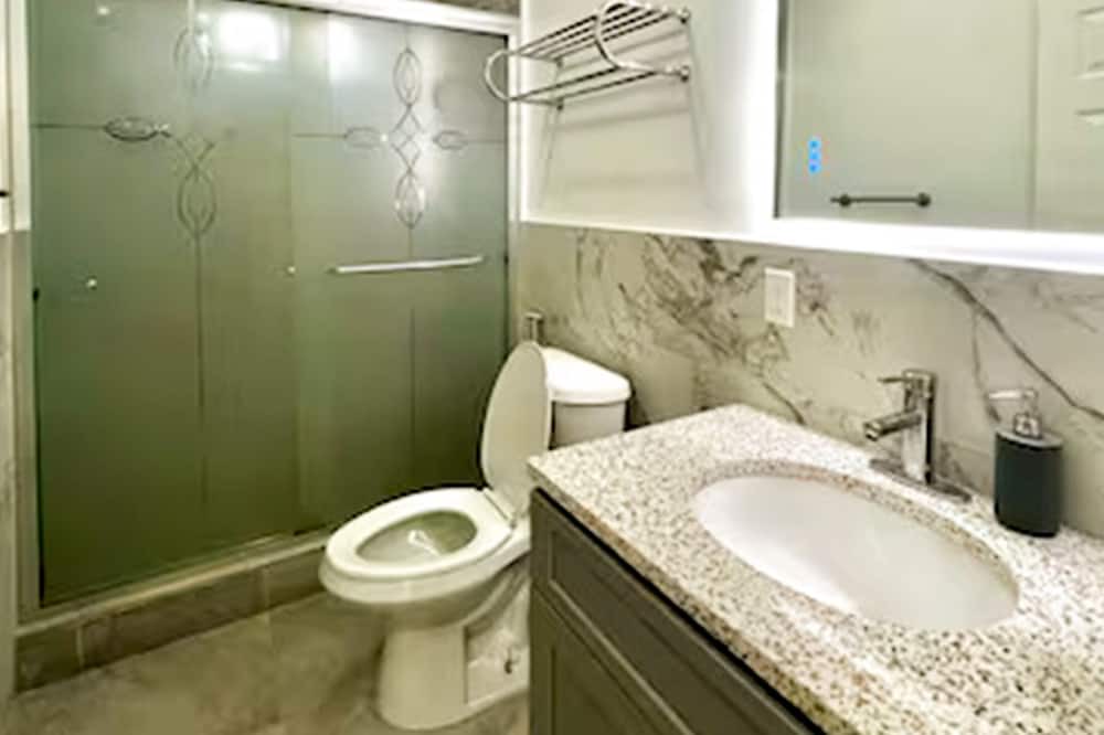 Photo of Bathroom in Jamaica Hills