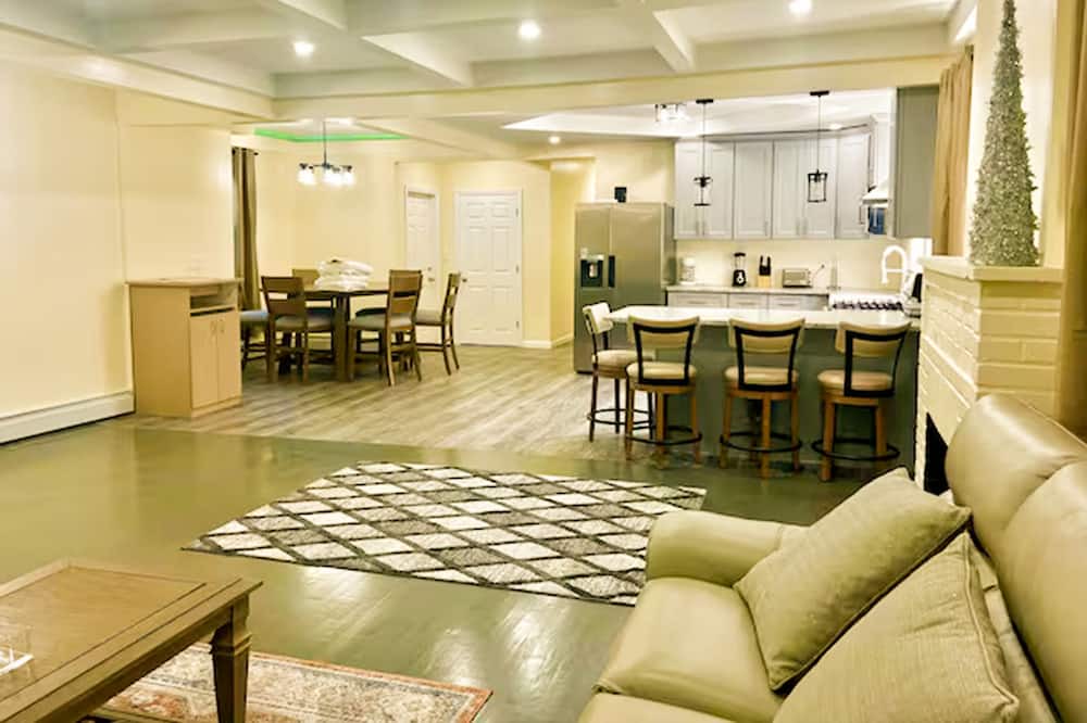 Photo of Bedroom in Jamaica Hills