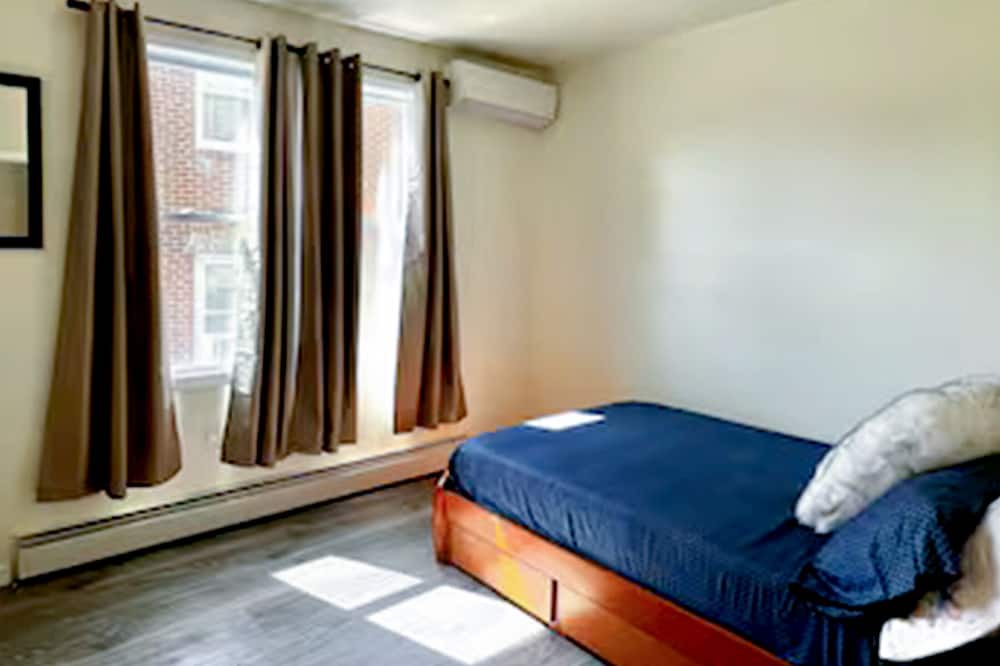 Photo of Bedroom in Jamaica Hills