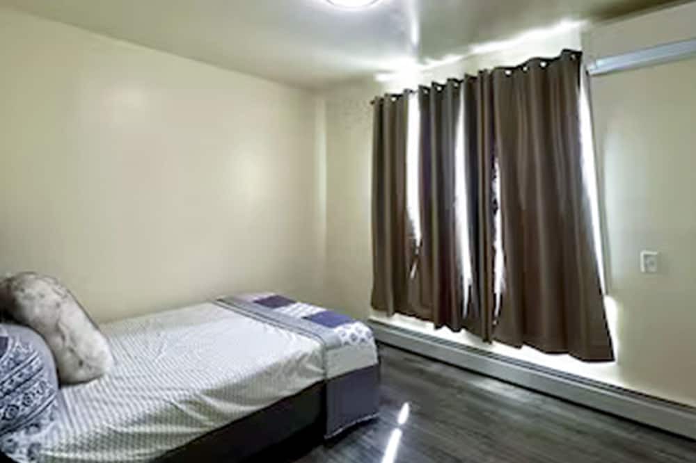 Photo of Bedroom in Jamaica Hills