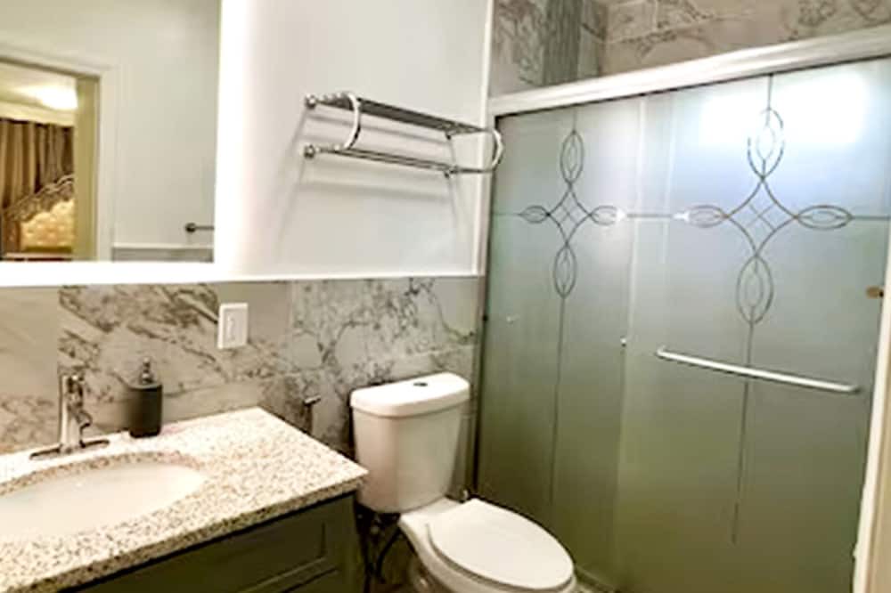 Photo of Bathroom in Jamaica Hills