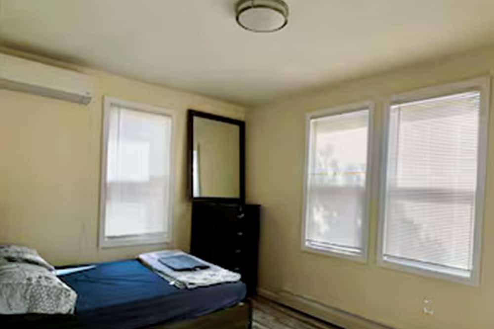 Photo of Bedroom in Jamaica Hills