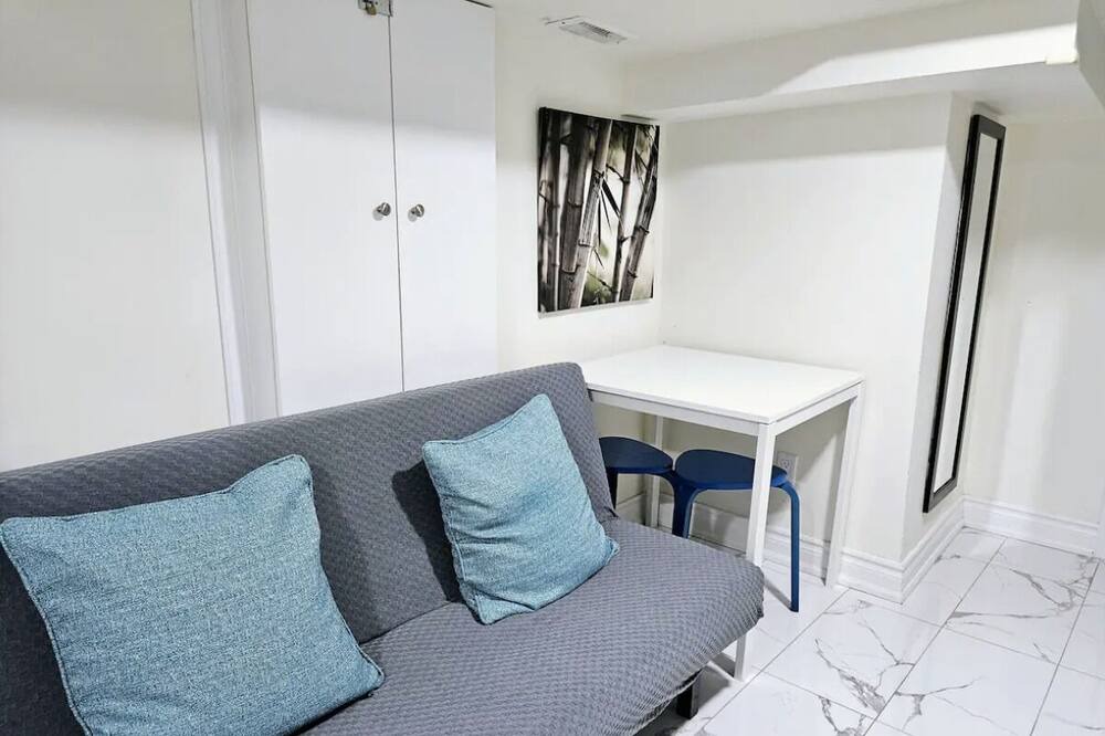 Photo of Livingroom in Trinity - Bellwoods