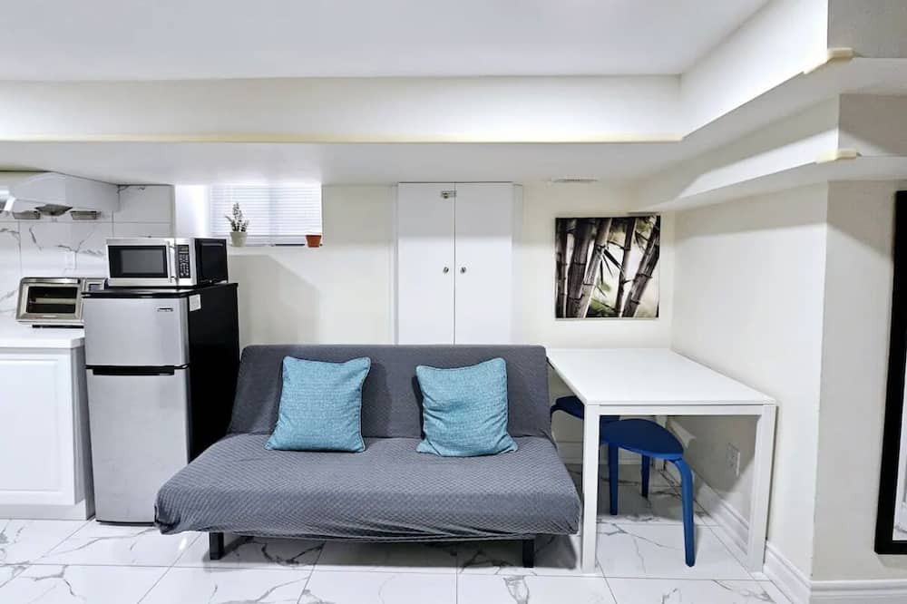 Photo of Livingroom in Trinity - Bellwoods