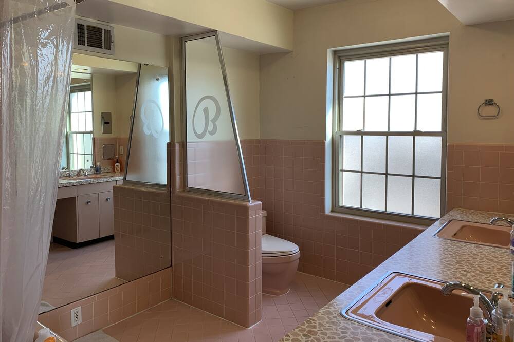 Photo of Bathroom in Lindenwood Park