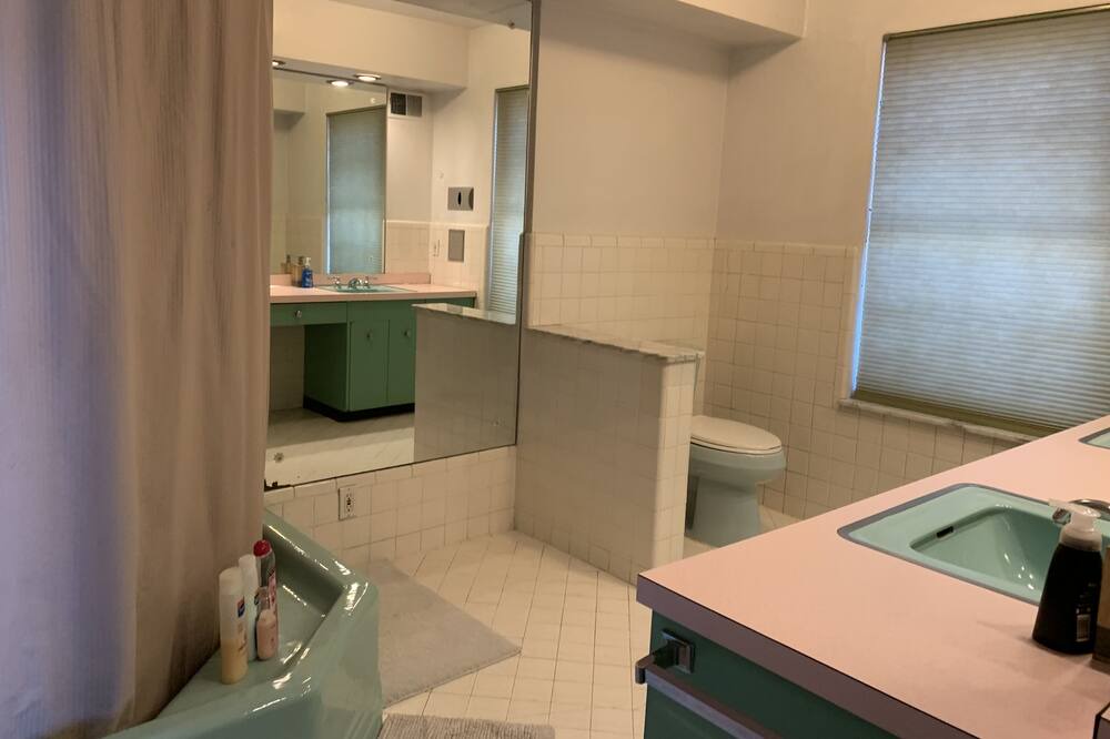 Photo of Bathroom in Lindenwood Park