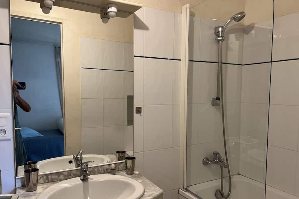 Photo of Bathroom in Lacapelle-Segalar