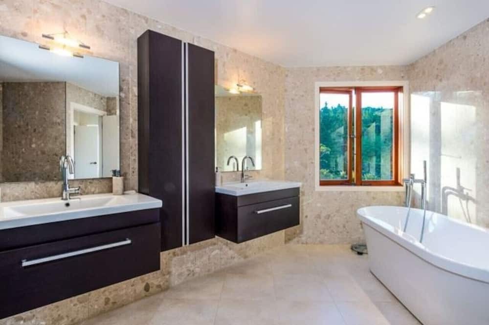 Photo of Bathroom in Lucas Heights