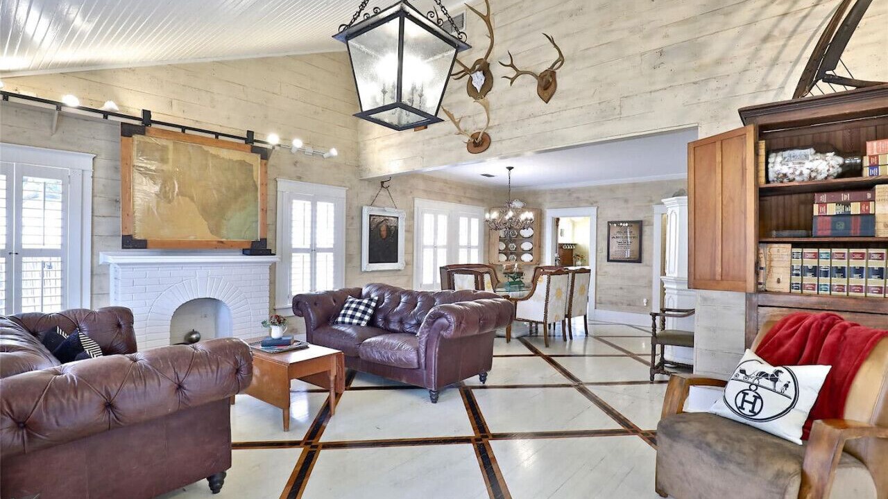 Photo of Livingroom in Sayles Blvd. Area