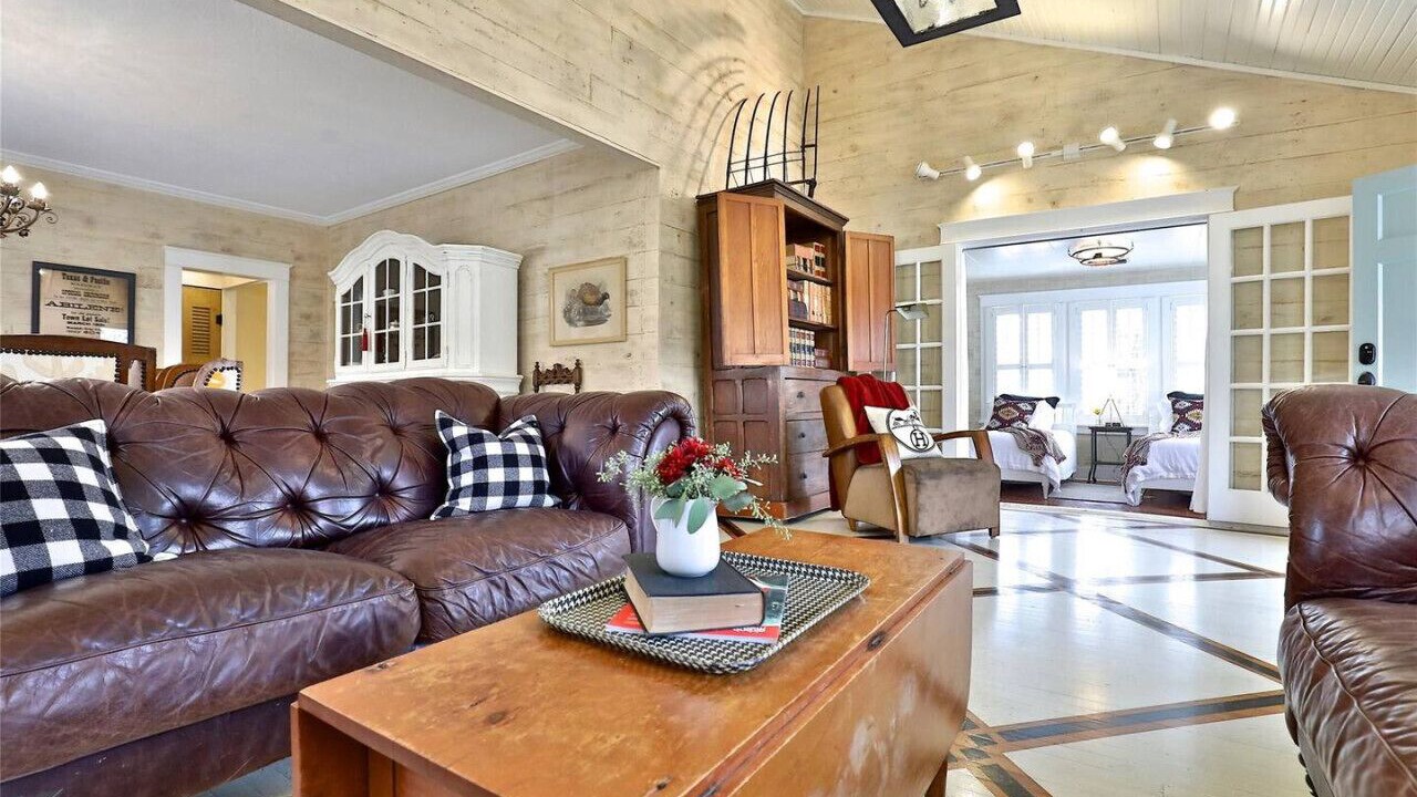 Photo of Livingroom in Sayles Blvd. Area