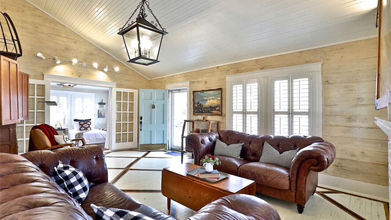 Photo of Livingroom in Sayles Blvd. Area