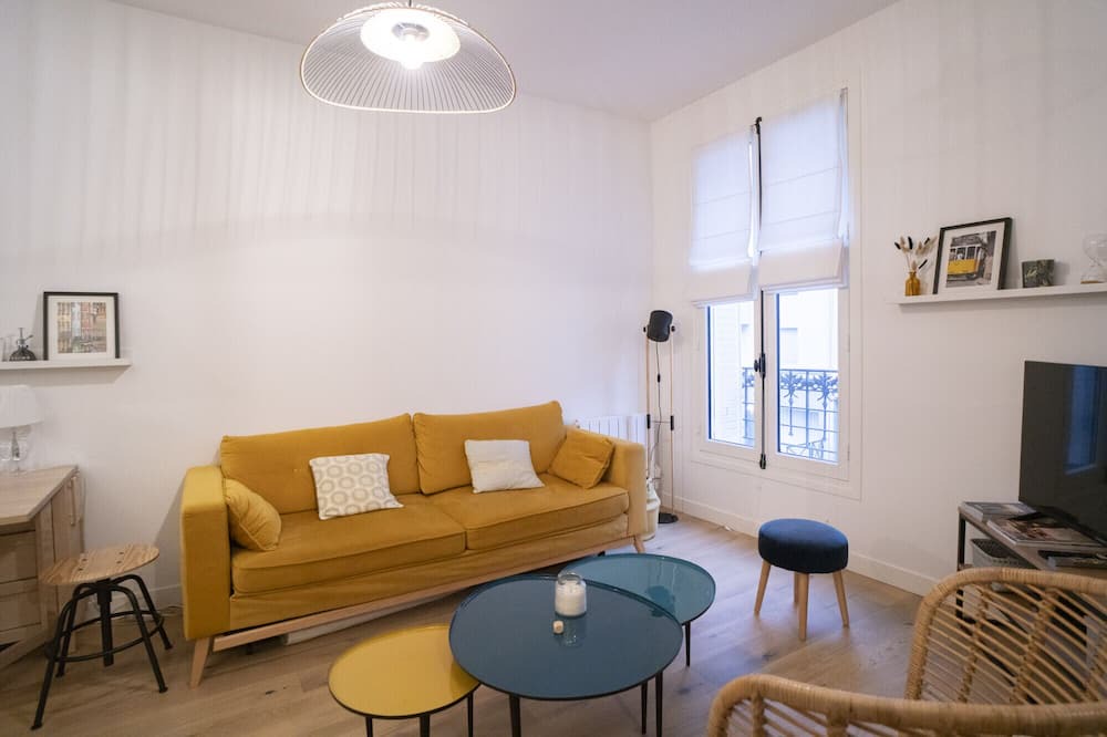 Photo of Livingroom in Republique–Point-du-Jour