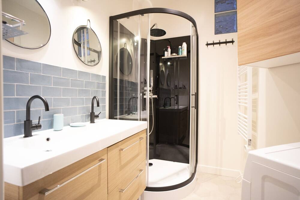 Photo of Bathroom in Republique–Point-du-Jour