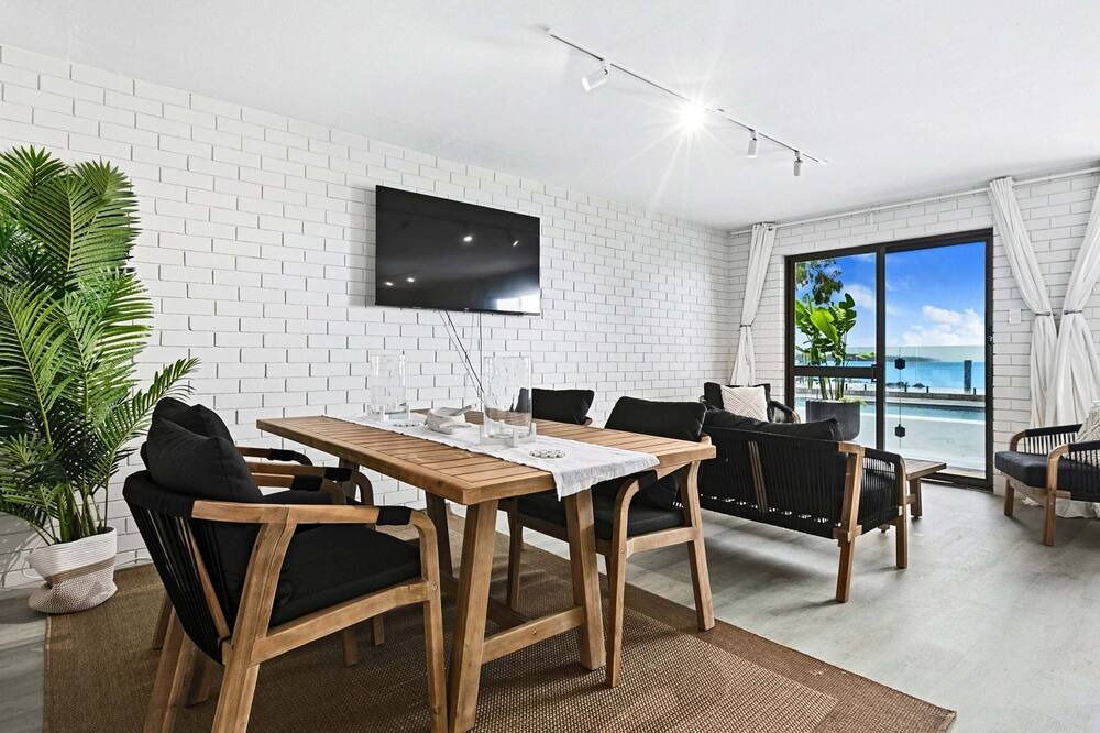 Photo of Others in Traviston