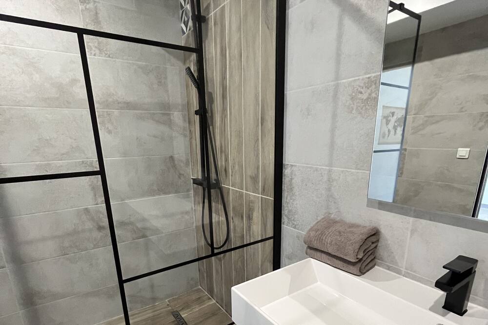 Photo of Bathroom in Chateauneuf-les-Martigues