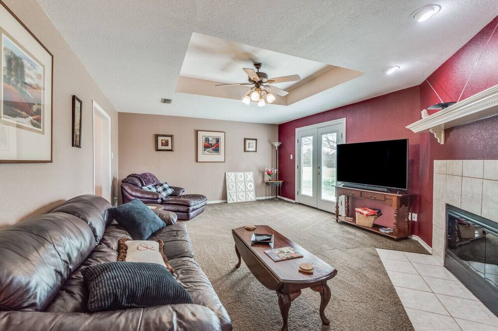 Photo of Livingroom in Ellis County