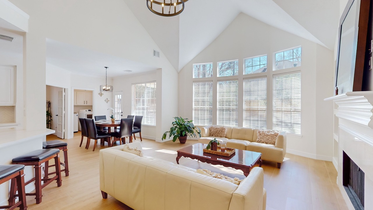 Photo of Livingroom in Alden Bridge