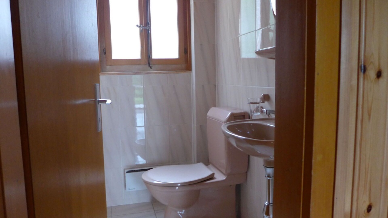 Photo of Bathroom in Lens