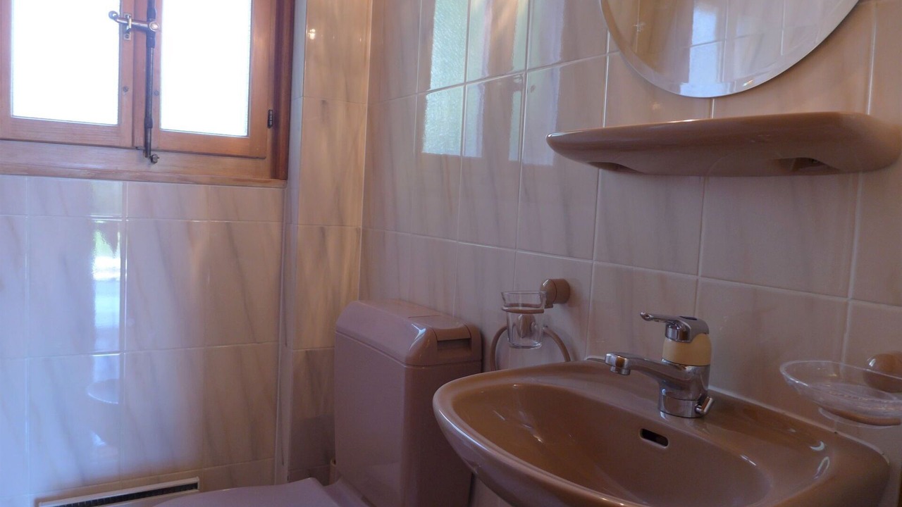 Photo of Bathroom in Lens
