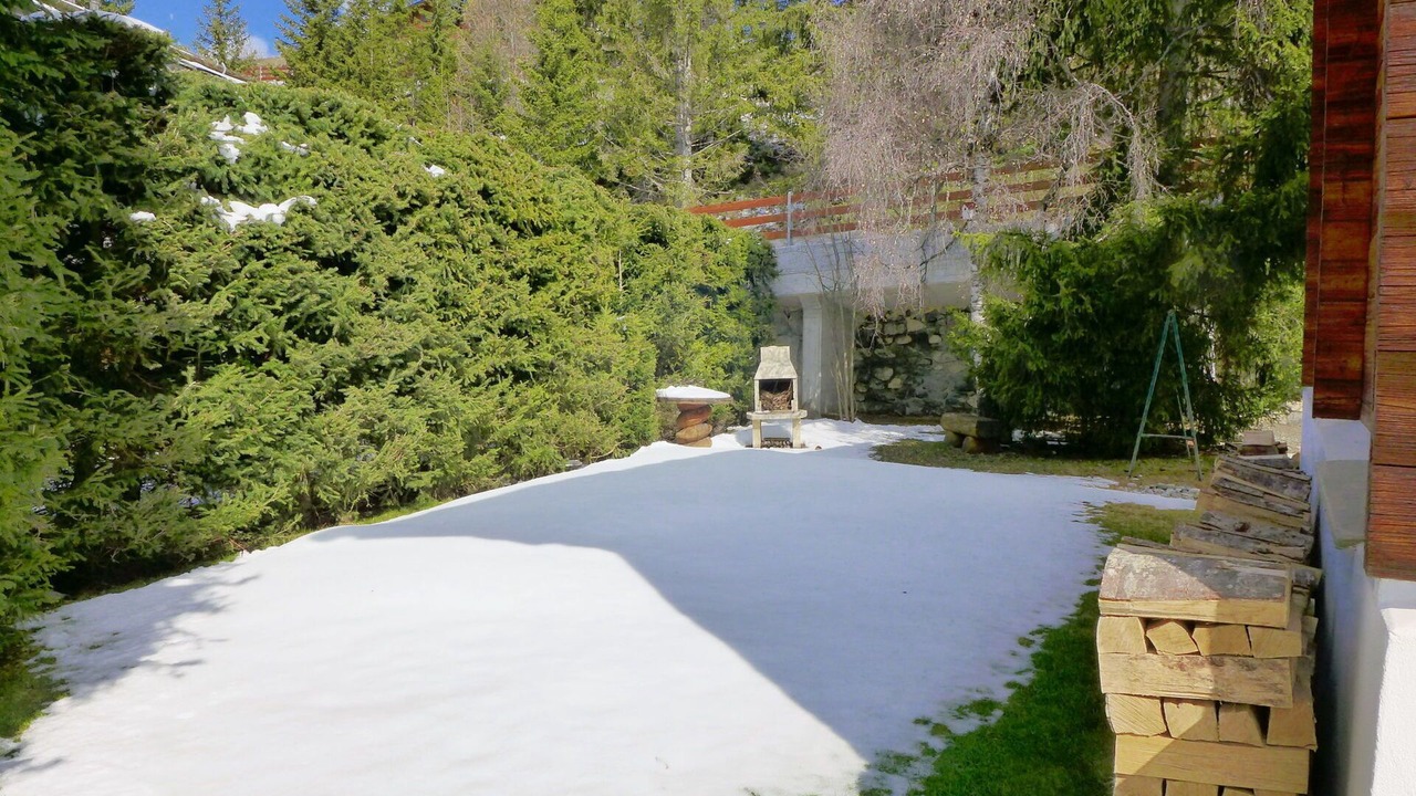 Photo of Outdoor in Lens