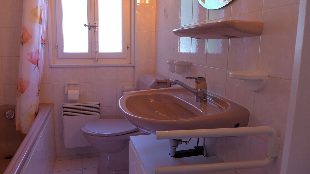 Photo of Bathroom in Lens