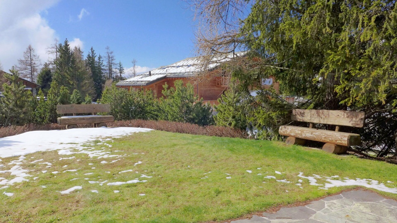 Photo of Outdoor in Lens