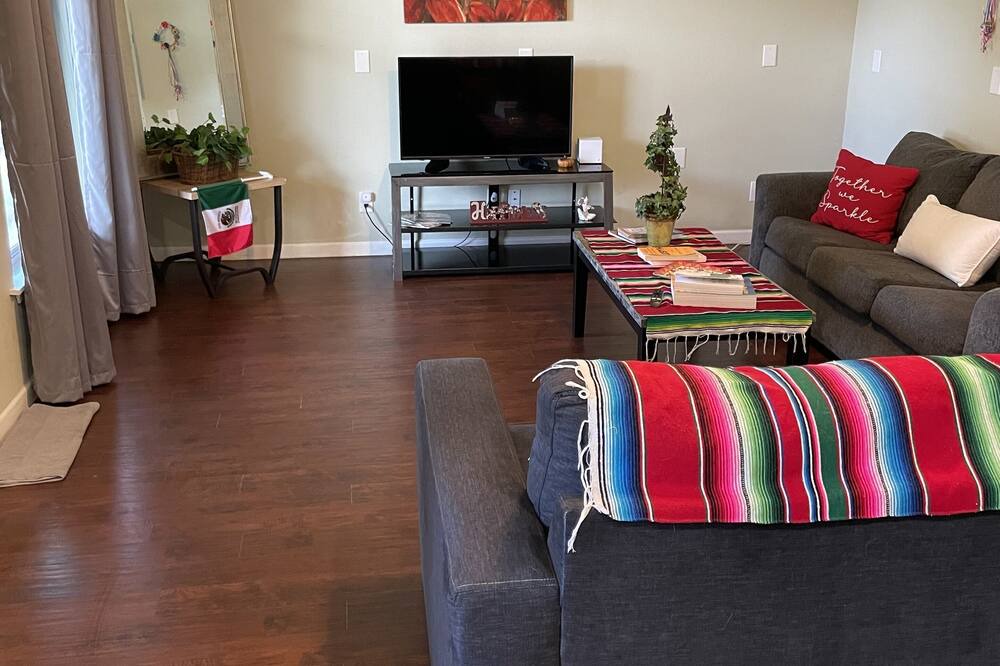 Photo of Livingroom in Five Points
